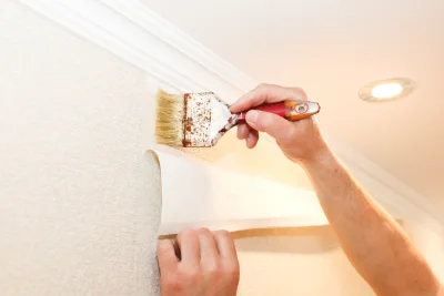 Pose de papier peint à Vernantes — revêtements muraux et toiles de verre